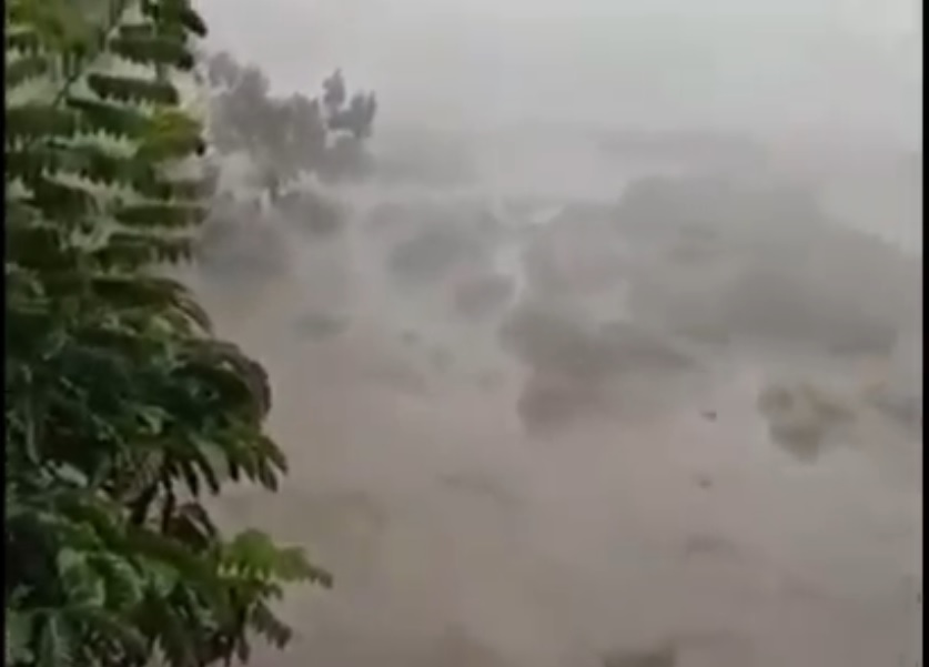 Banjir Lahar Dingin Semeru Terjang Sejumlah Desa, Jembatan Darurat Putus