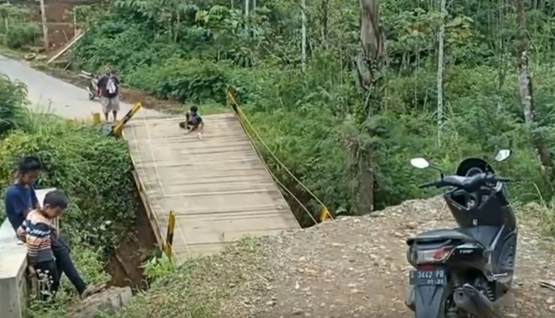 Kondisi jembatan di Desa Sidomulyo, Kecamatan Pule, Kabupaten Trenggalek. (metrotv)