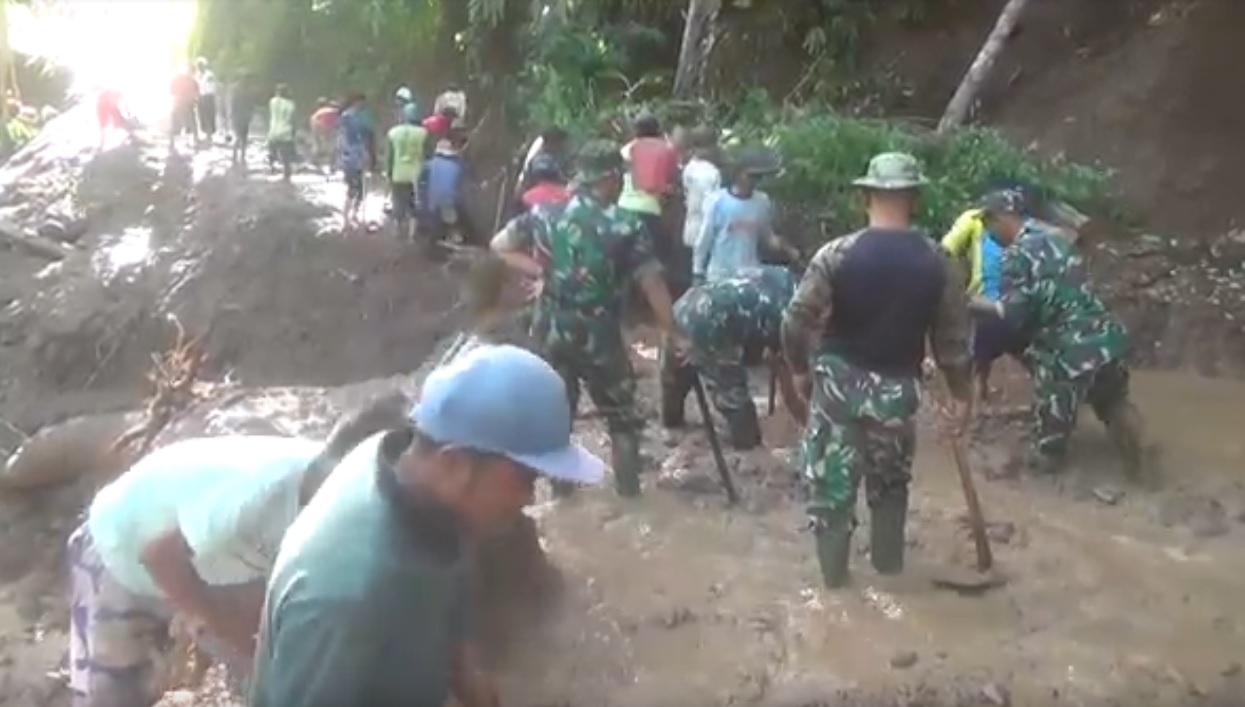 Warga besama TNI dan Polri serta BPBD melakukan pembersihan dan membuka jalan. (metrotv)