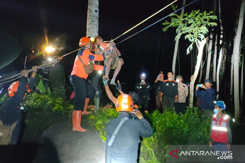  Proses evakuasi warga yang terjebak lahar dingin Gunung Semeru di Desa Bades, Kecamatan Pasirian, Kabupaten Lumajang, Senin (3/1/2022) dini hari. (ANTARA/HO-BPBD Lumajang) Proses evakuasi warga yang terjebak lahar dingin Gunung Semeru di Desa Bades, Keca