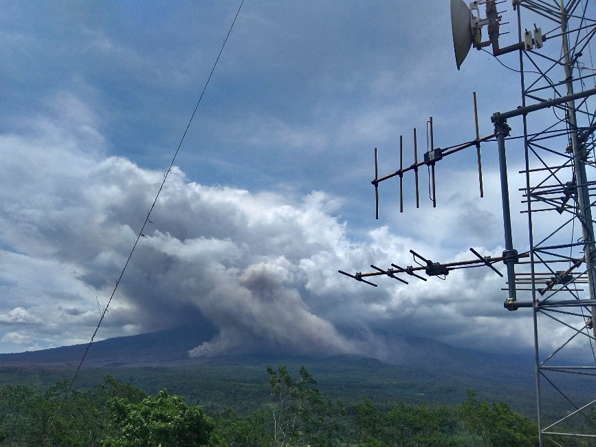 Kolom abu berwarna kelabu teramati saat terjadi erupsi Gunung Semeru di Kabupaten Lumajang, Jawa Timur, Senin (3/1). FOTO: PVMBG