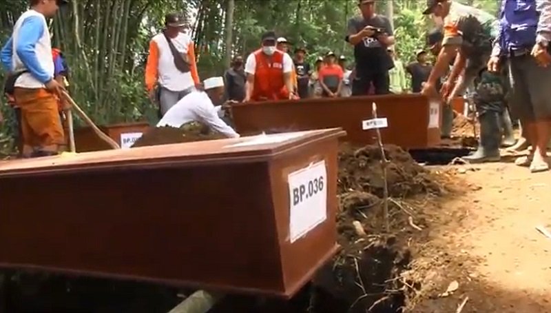 Proses pemakaman jenazah erupsi Semeru yang belum diidentifikasi (Foto / Metro TV)