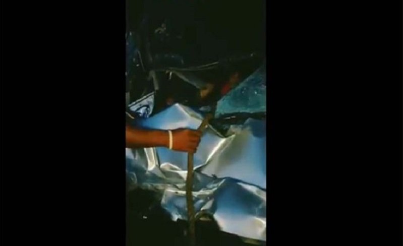 Kondisi mobil yang ditumpangi Bintang muda Tira Persibako Raychan Adji Pangestu hancur tak berbentuk (Foto / Metro TV)