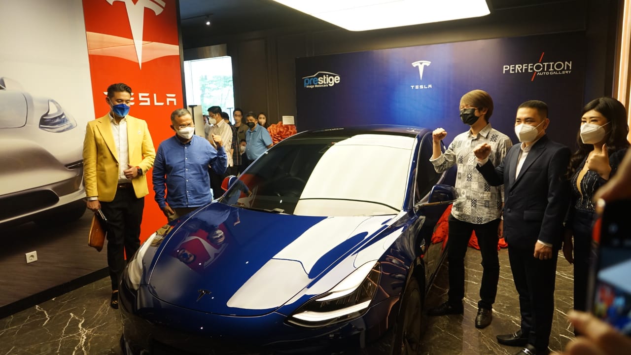Mantan Menteri Badan Usaha Milik Negara (BUMN) Dahlan Iskan saat melihat mobil Tesla di Surabaya (Foto / Istimewa)