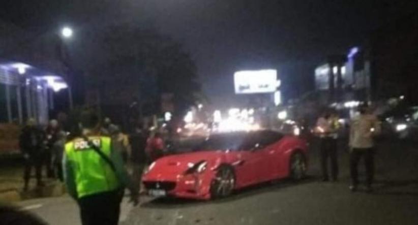 Tangkapan layar video kecelakaan Ferrari yang ditabrak motor (Foto / Istimewa)