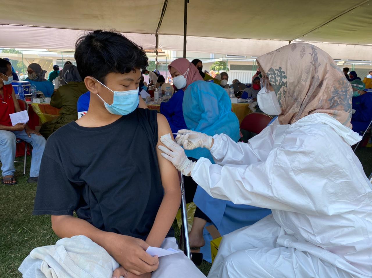 Proses vaksinasi pelajar di Surabaya (Foto / Metro TV)