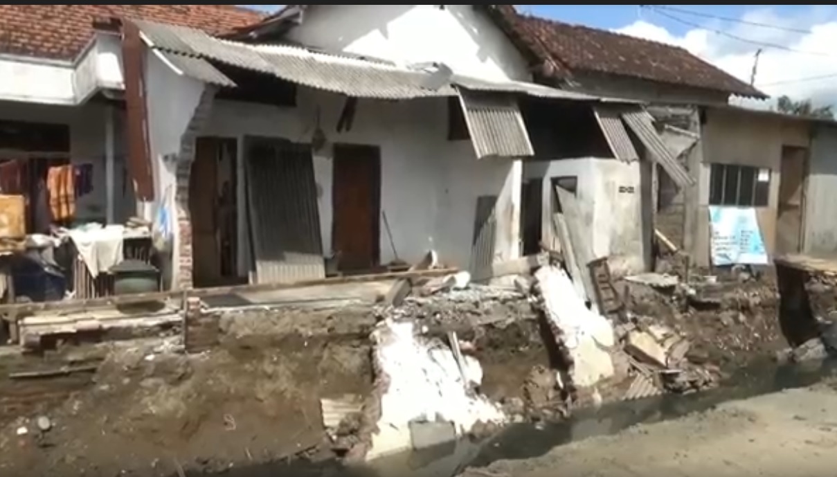 Kondisi rumah warga yang rusak akibat pengerukan sungai. (metrotv)