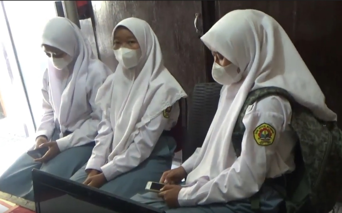 Pelajar korban begal saat melapor ke Polsek Rembang, Pasuruan, Jawa Timur. (metrotv)
