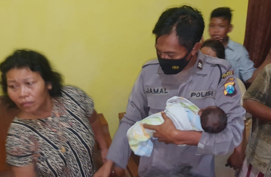 Bayi laki-laki dibuang di kolong truk yang diparkir di halaman rumah warga Tuban (Foto / Metro TV)