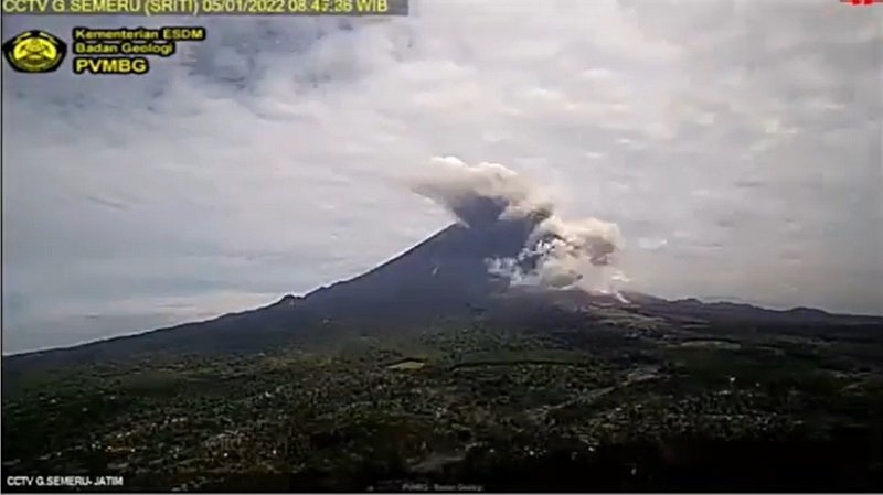 Pantauan CCTV Pusat Vulkanologi dan Mitigasi Bencana Geologi Pos PGA Semeru, guguran awan panas itu meluncur ke arah Besuk Kobokan (Foto / Istimewa)