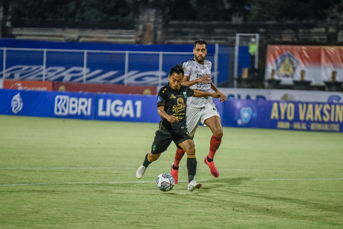 Striker Persebaya Samsul Arif mencetak gol pertama ke gawang Bali United. (ft/persebaya)