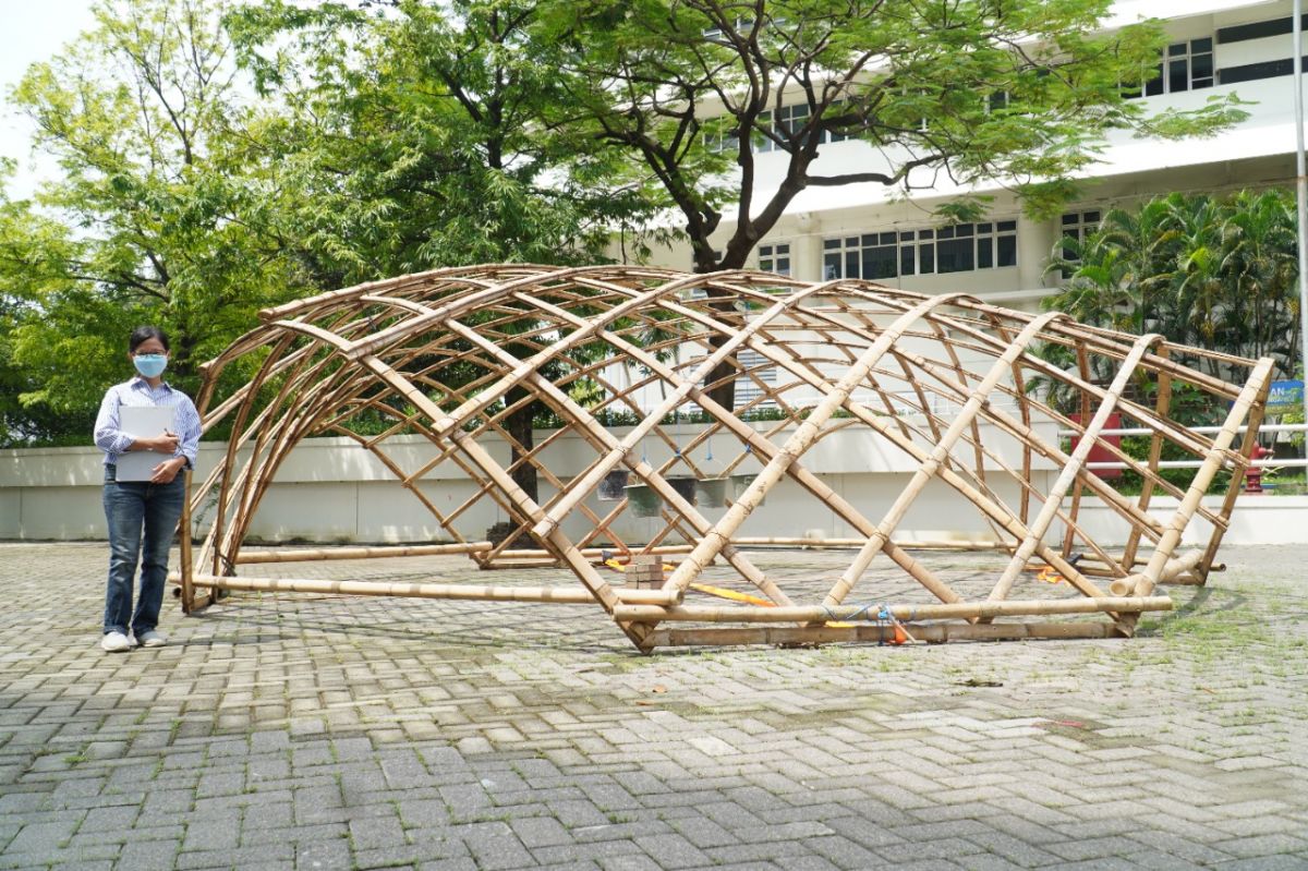 Dosen program studi Arsitektur Universitas Kristen (UK) Petra Esti Asih Nurdiah saat menunjukkan salah satu desain arsitektur dari bambu (Foto / Istimewa)