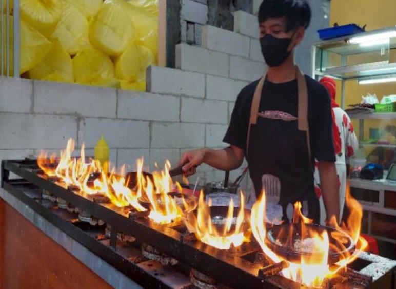 Proses penyajian sambelan cobek bakar Cak Mad Surabaya (Foto / Istimewa)
