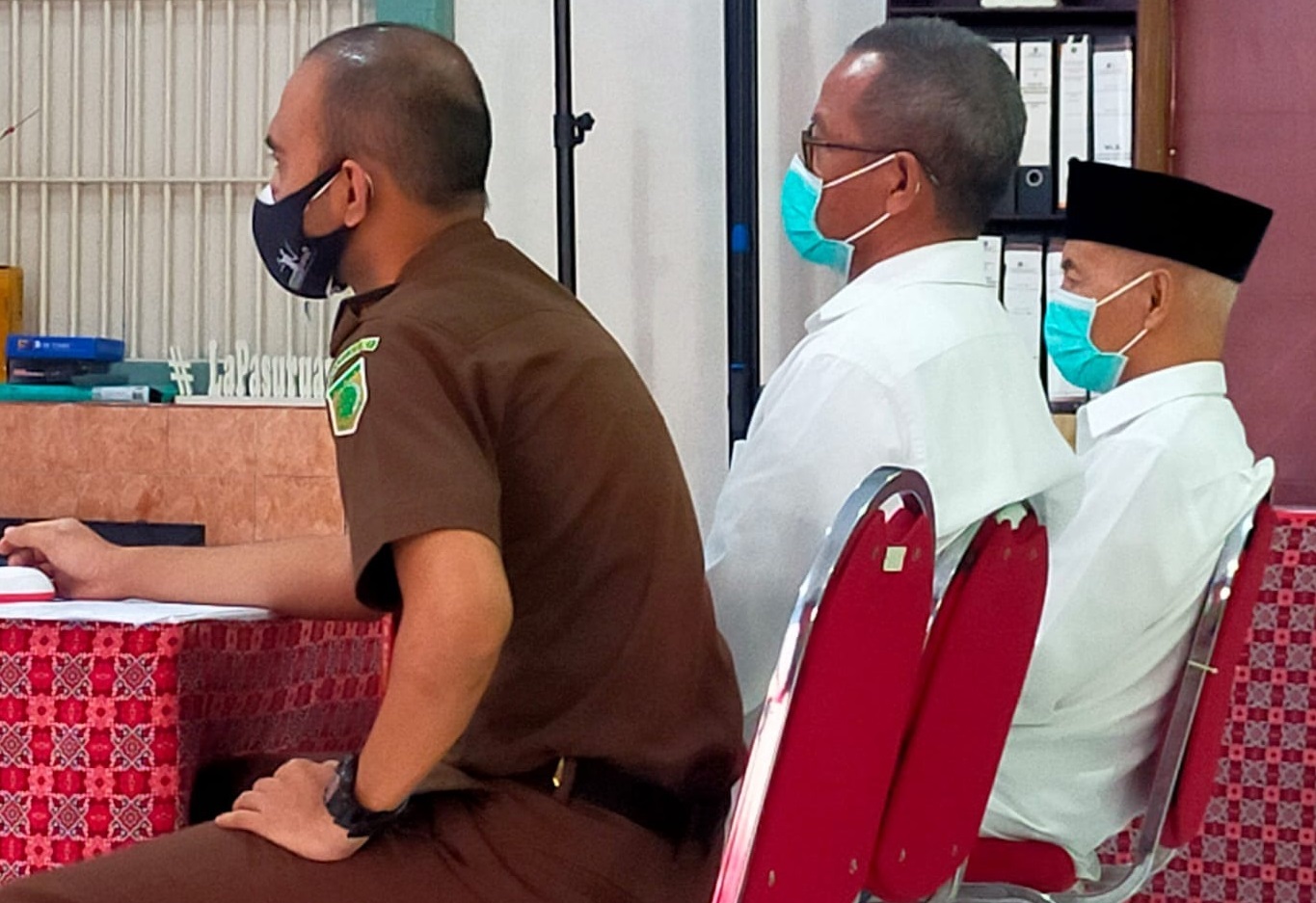 Tiga terdakwa korupsi PKIS Pasuruan saat menjalani sidang secara daring (Foto / Metro TV)