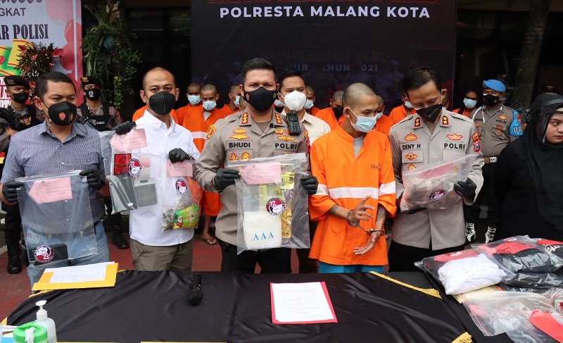 Kapolresta Malang Kota Kombes Pol Budi Hermanto menunjukkan barang bukti 1 kilogram sabu dari tangan tersangka MDR (Foto / Metro TV)