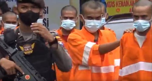 Tersangka  pengeroyokan  digiring ke Mapolres Malang Kota. (ist)