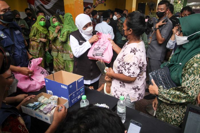 Operasi Pasar Murah Minyak Goreng Diserbu Ibu-ibu