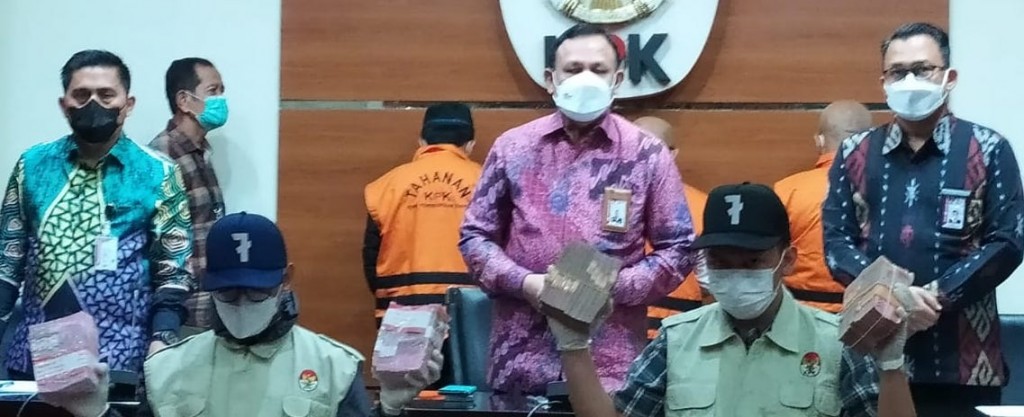 Ketua KPK Firli Bahuri dan penyidik menunjukkan uang yang disita terkait OTT di Bekasi/Medcom.id/Candra