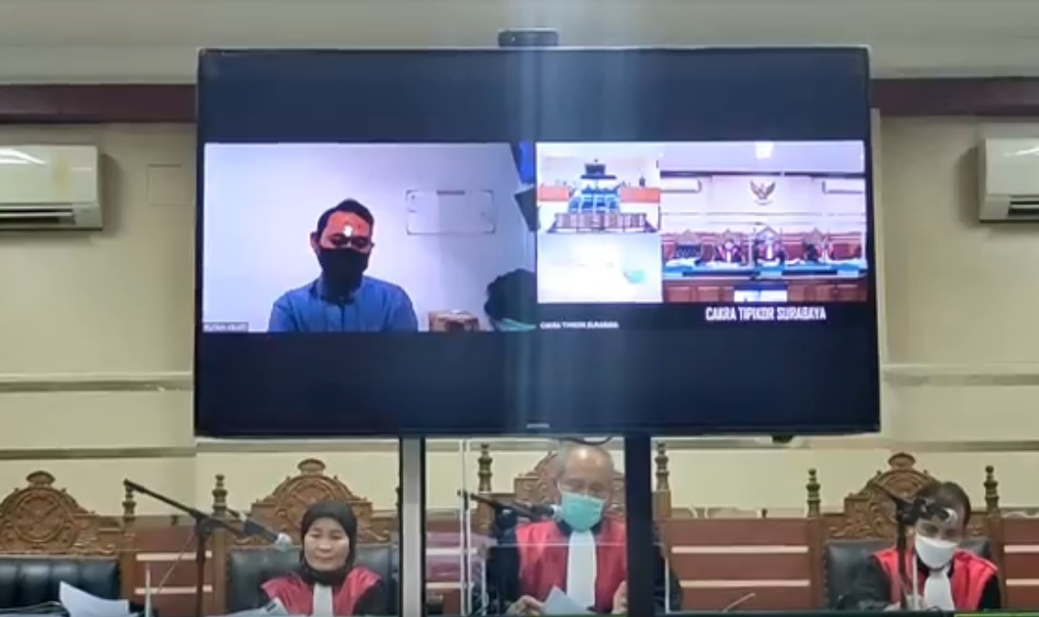 Bupati Nganjuk nonaktif Novi Rahman Hidayat mendengakan vonis hakim secara daring. (metrotv)