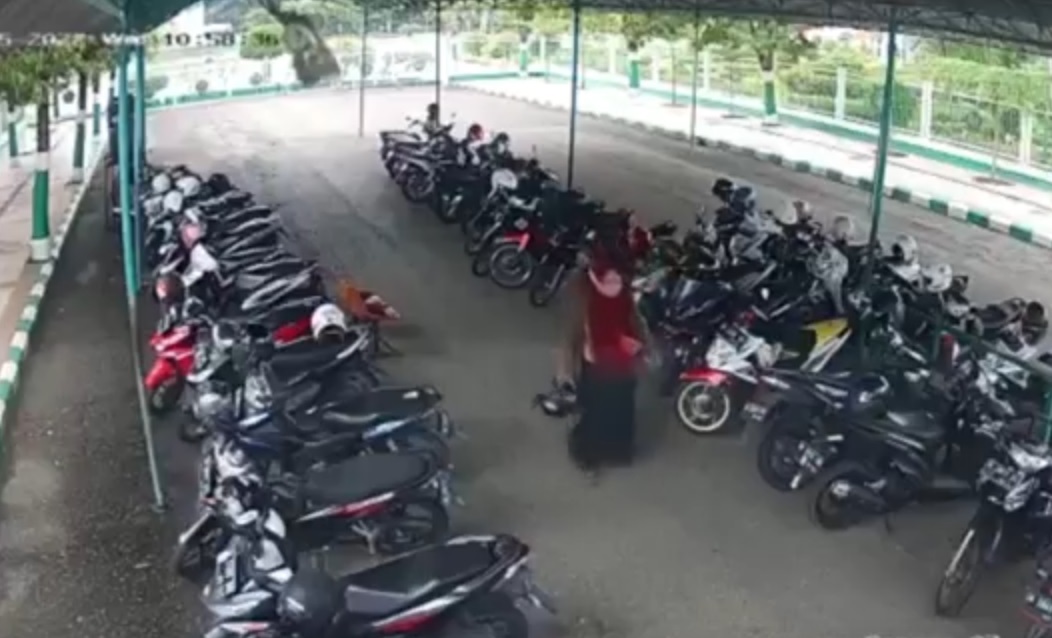 Emak-emak Curi Helm di Parkiran Masjid, Terekam CCTV