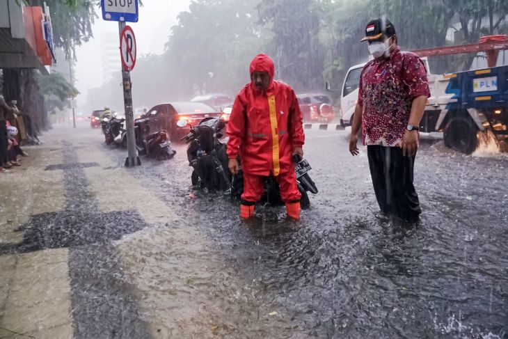 Wakil Wali Kota Surabaya Armuji saat memantau genangan air di Jalan Panglima Soedirman (pemkot)