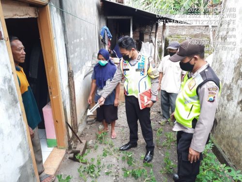 Seorang wanita lanjut usia (lansia) ditemukan tewas di rumahnya di Dusun Barisan, Desa Arjowinangun, Kecamatan Kalipare, Kabupaten Malang, Jawa Timur, Jumat 7 Januari 2022. 