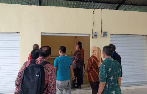Dinas Kebudayaan dan Pariwisata Bangkalan saat mengecek kondisi kios yang mangkrak (Foto / Metro TV)