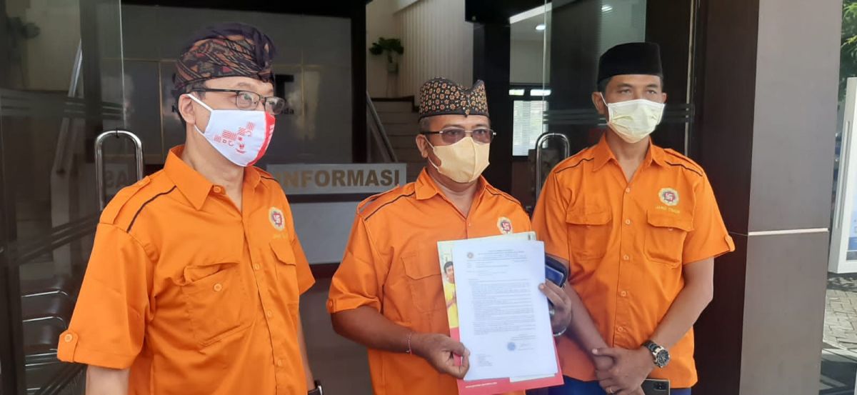 Organisasi umat Hindu DPD Prajaniti Hindu Indonesia Jawa Timur melaporkan relawan pembuang sesajen ke Polda Jatim (Foto / Metro TV)