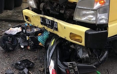 Kondisi motor yang dikendarai pasutri di Gresik hancur setelah dihantam truk (Foto / Metro TV)