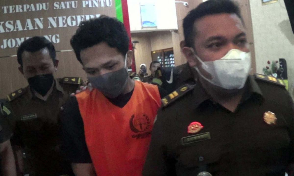 Sopir Vanessa Angel Tubagus Muhammad Joddy Prames Setya alias Joddy saat diserahkan ke Kajari Jombang  (Foto / Metro TV)