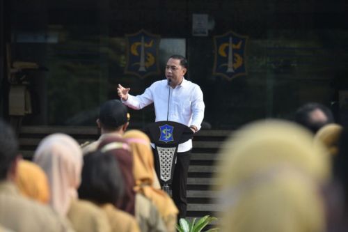 Wali Kota Surabaya Eri Cahyadi memberikan pengarahan kepada ASB saat apel pagi di halaman Balai Kota Surabaya, Selasa (11/1/2022). (FOTO ANTARA/HO-Humas Pemkot Surabaya)