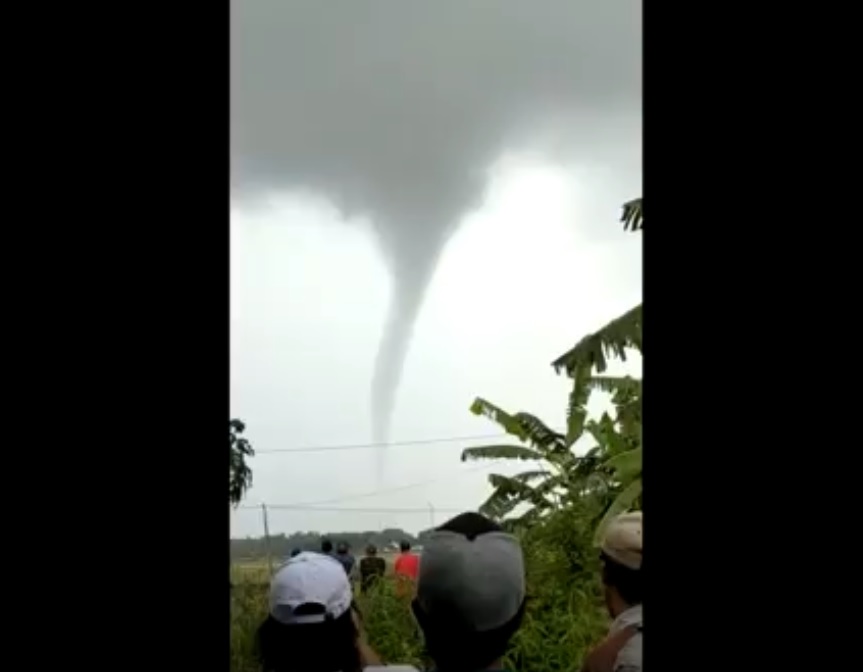 Video amatir warga yang direkam warga memperlihatkan pusaran angin puting beliung  muncul di area persawahan di kawasan Kecamatan Megaluh.