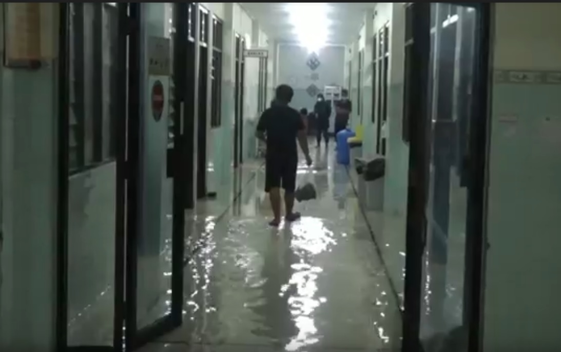 Air banjir mengenangi ruang rawat inap RSUD Nganjuk. (metrotv)