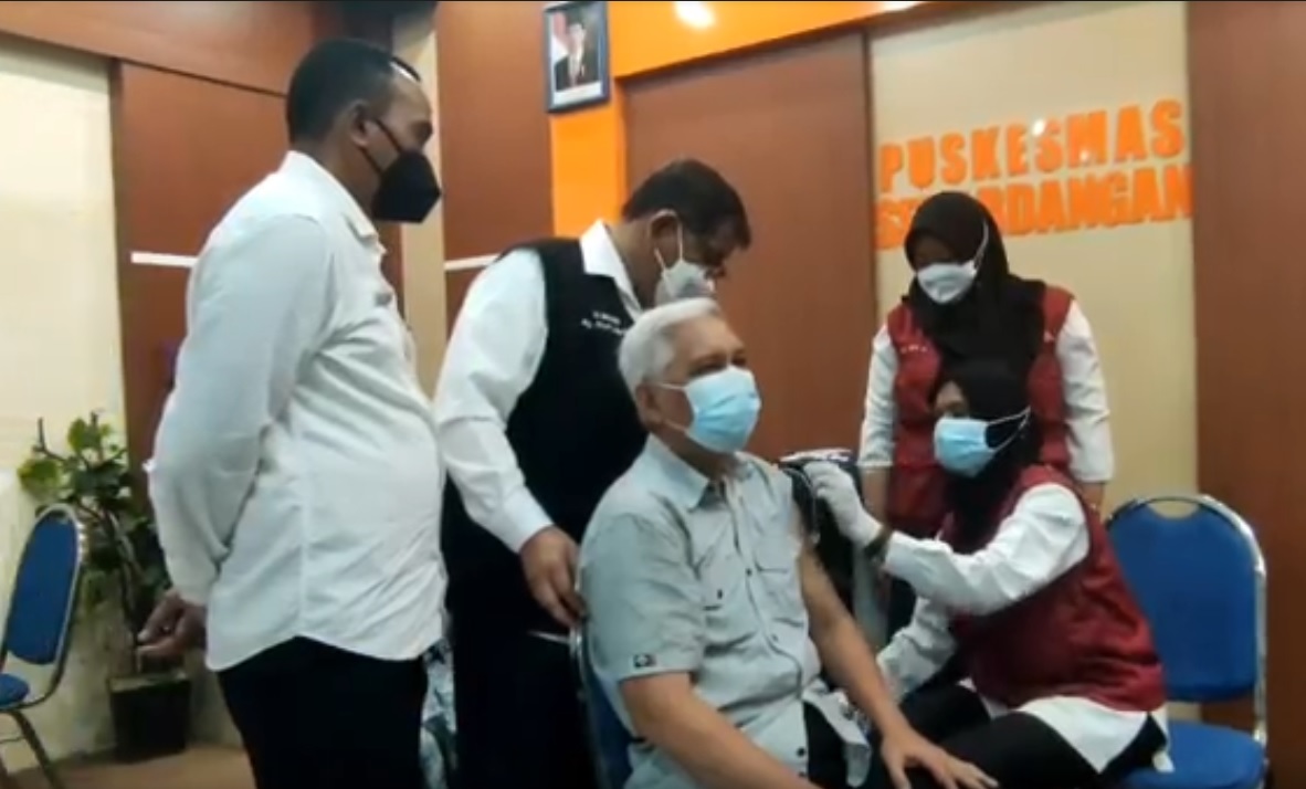 Dinas Kesehatan (Dinkes) Kabupaten Sidoarjo mulai menyuntikkan vaksin booster secara gratis di Puskesmas Sekardangan. (metrotv)