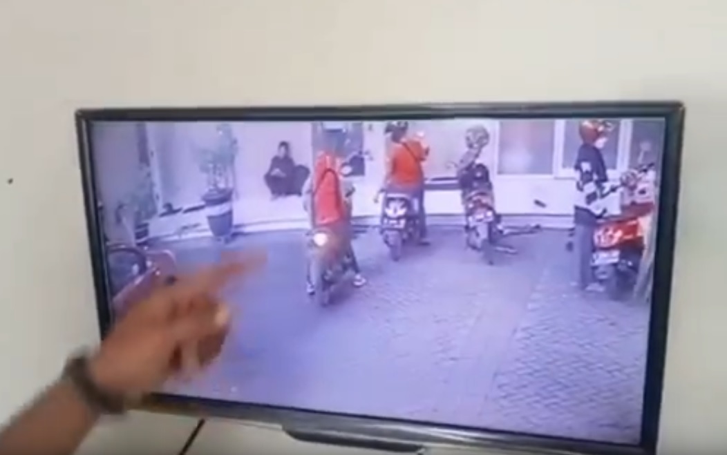 Aksi pencurian motor di SPBU terekam CCTV. (metrotv)