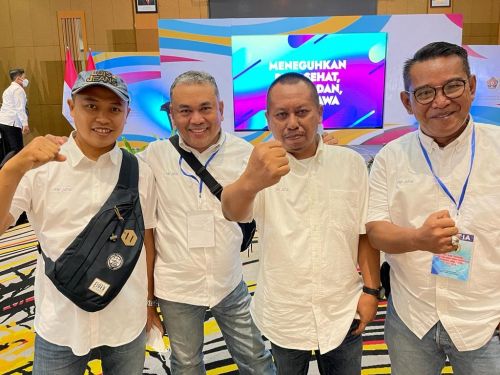 Ketua PWI Jatim, Lutfil Hakim bersama tiga pengurus baru usai pelantikan. (ist)