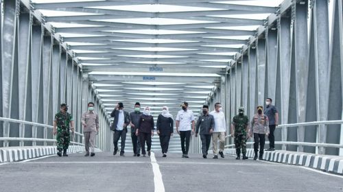 Gubernur Jatim, Khofifah Indar Parawansa saat meresmikan jembatan Bojonegoro- Tuban (Foto / Metro TV)