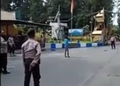 Pria Bersenjata Tajam Mengamuk di Polres Lumajang