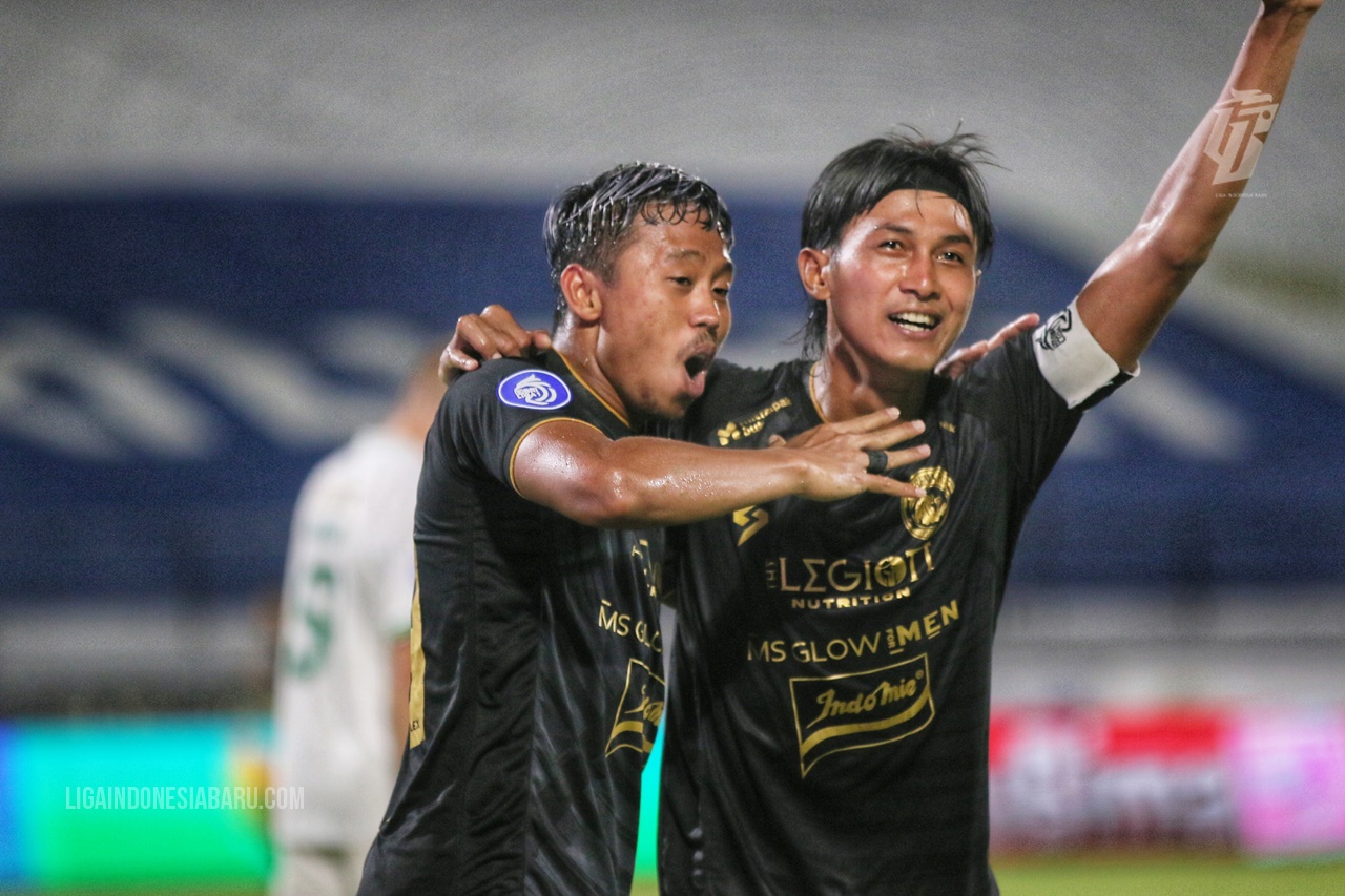 Terkam PSS Sleman, Arema Gusur Persib di Puncak Klasemen