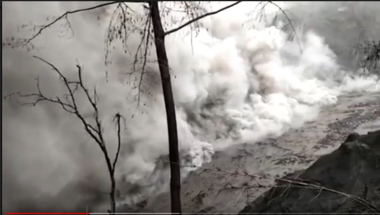 . Sisa material erupsi Semeru yang tersapu banjir lahar bahkan mengakibatkan letusan sekunder hingga menimbulkan gumpalan asap.  (metrotv)