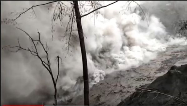 Jembatan Jebol Diterjang Banjir Lahar Semeru