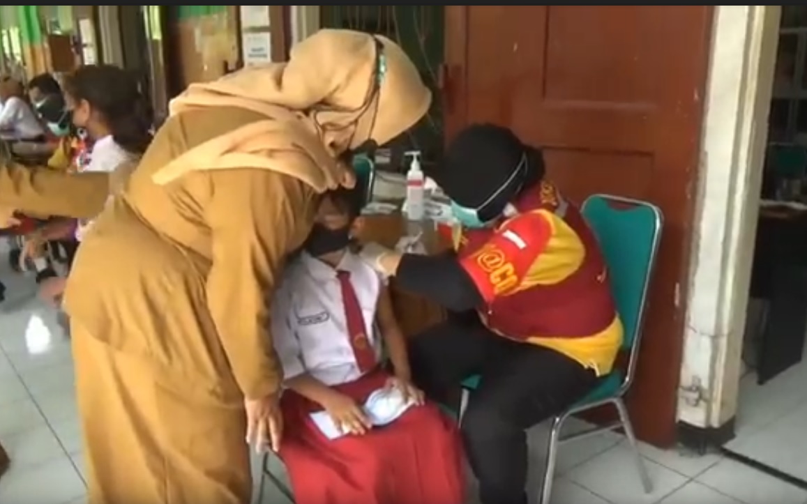 Vaksinasi anak di salah satu SD di Tulungagung. (metrotv)