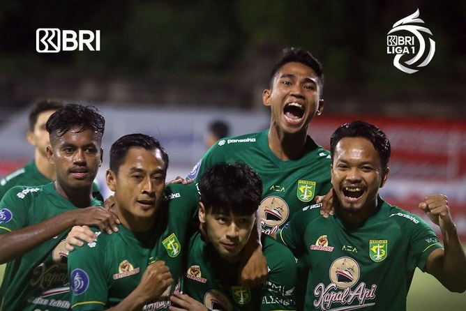 Selebrasi para pemain Persebaya Surabaya usai membobol gawang PSM/LIB