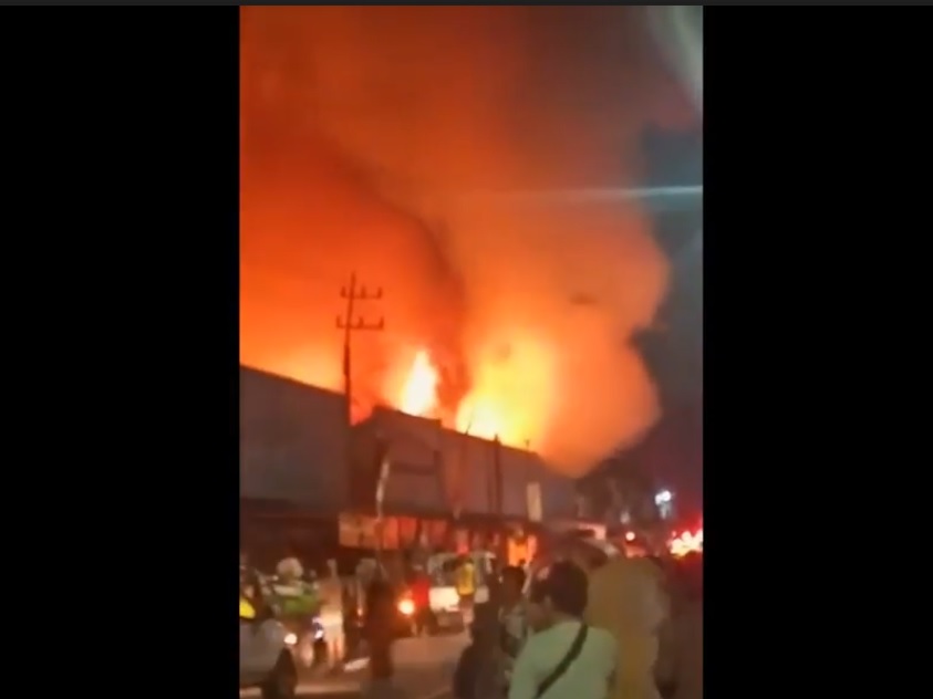 Kobaran api membakar sejumlah kios di Pasar Bajulmati Banyuwangi. (metrotv)