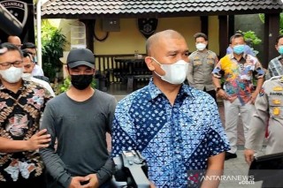 Pelaku penendang sesajen di Semeru berinisial HF (dua kiri/bertopi) saat menjalani pemeriksaan di Mapolda Jatim di Surabaya, Jumat (14/1/2022). (ANTARA/Willy Irawan)