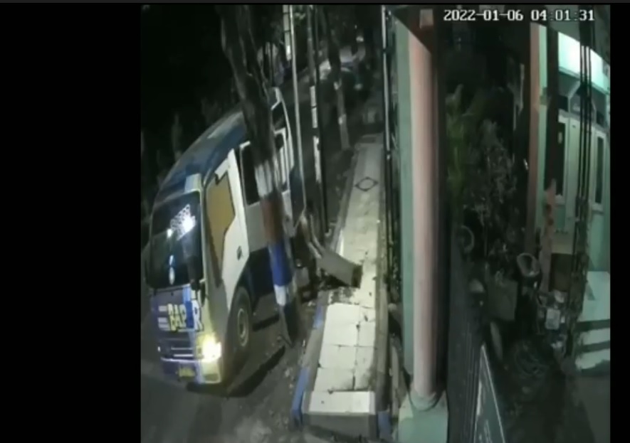Sopir Angkot Terekam CCTV Curi Penutup Drainase, Warga Gregetan!