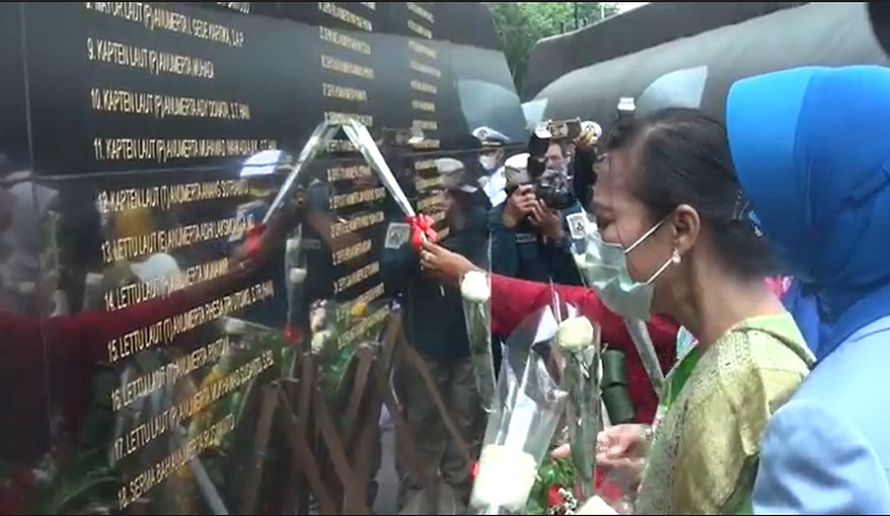 Peresmian monumen KRI Nanggala 402 diwarnai isak tangis keluarga (Foto / Metro TV)