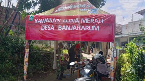Jalan Segaran RT02/RW10, Dusun Karanglo, Desa Banjararum, Kecamatan Singosari, Kabupaten Malang, Jawa Timur, menerapkan lockdown lokal, Sabtu 15 Januari 2022.