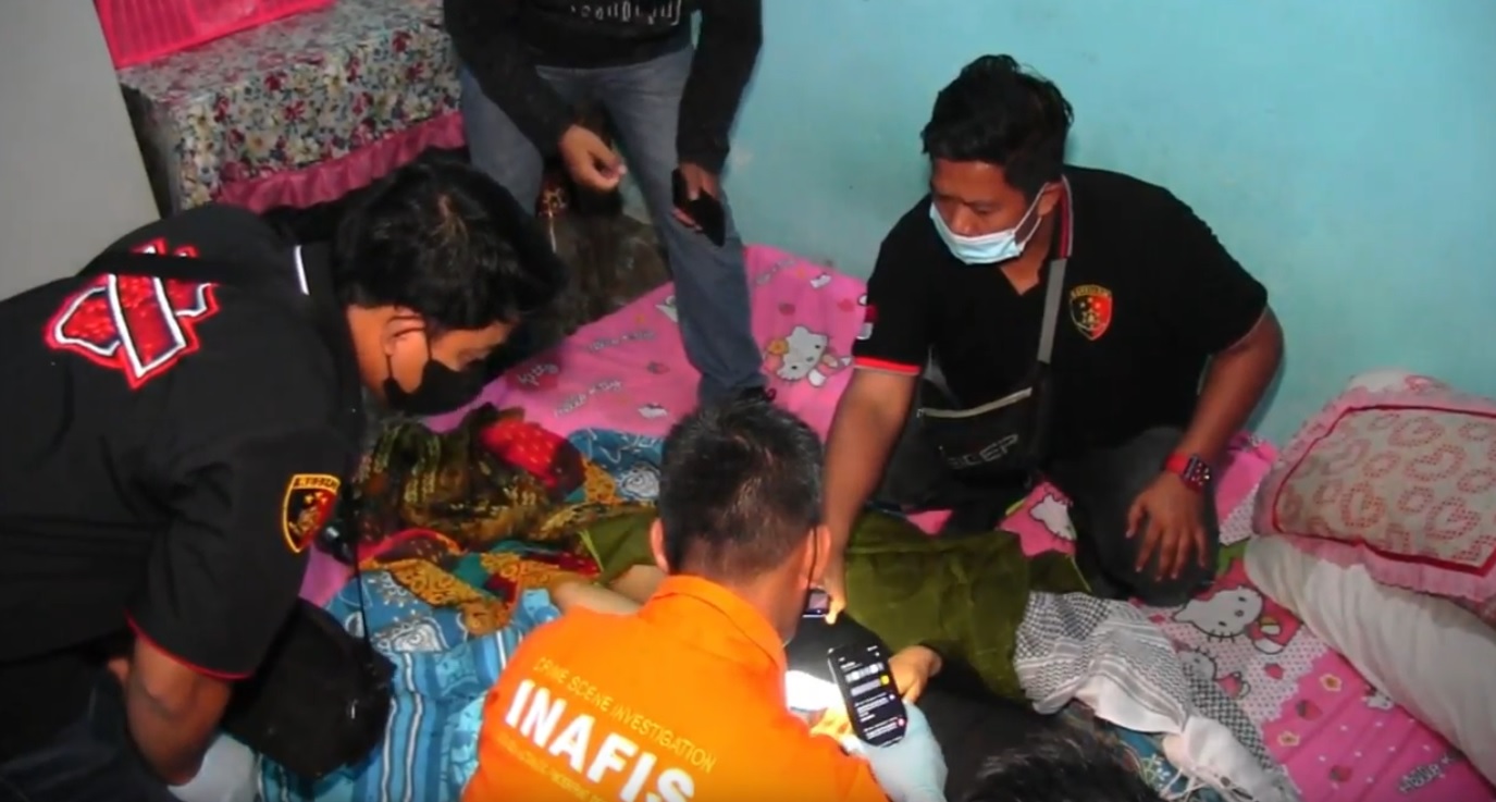 Polisi melakukan olah TKP pembunuhan Wahyu Nurmadani (Foto / Metro TV)