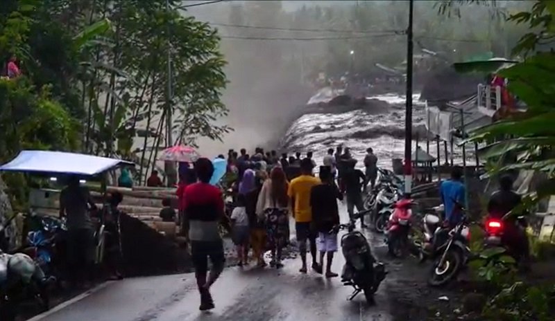 Kondisi lahar dingin yang menerjang Tempursari dan Pasirian (Foto / Istimewa)